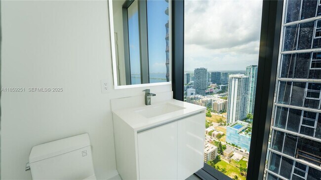 Building Photo - 700 NE 24th St