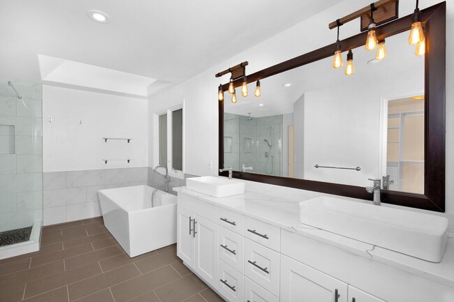 Building Photo - Large 4 Bedroom Home in Marymoor Hill