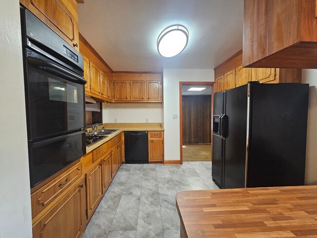 Building Photo - Manor View