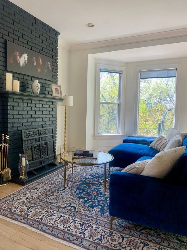 Building Photo - Spacious 3BR Condo in prime Lincoln Park l...