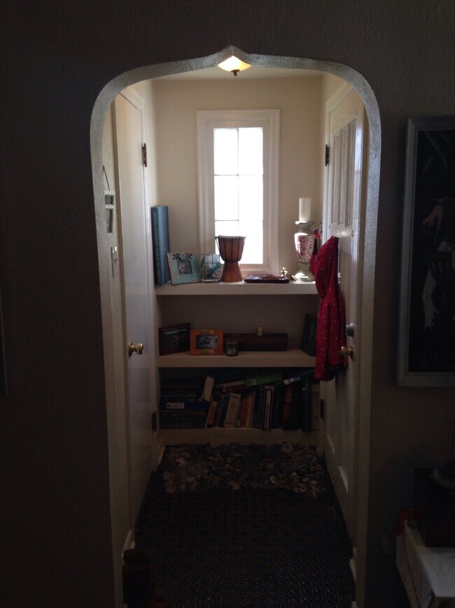 Building Photo - Adorable 2BD/1BA House! Nice Yard! Great L...