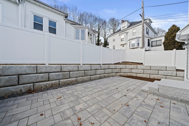 Building Photo - 473 Newport Ave