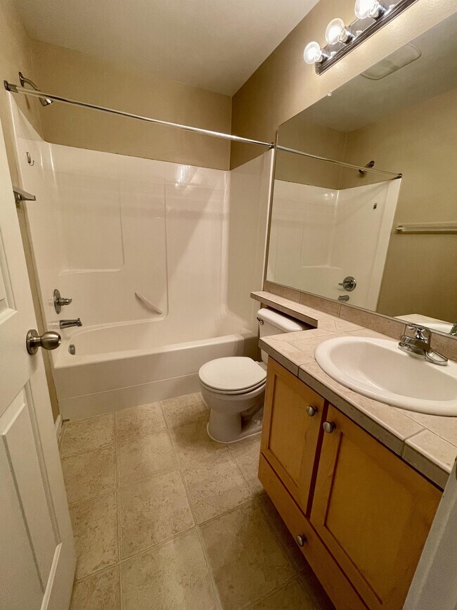 Building Photo - 10851 SW Canterbury Ln