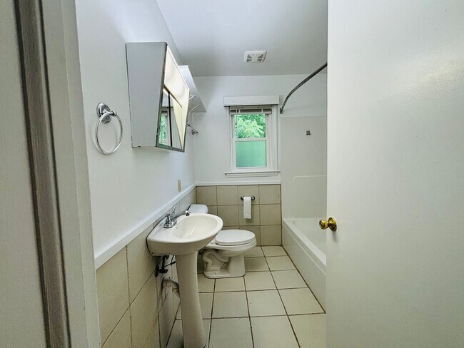 Building Photo - 1480 Boxwood Dr