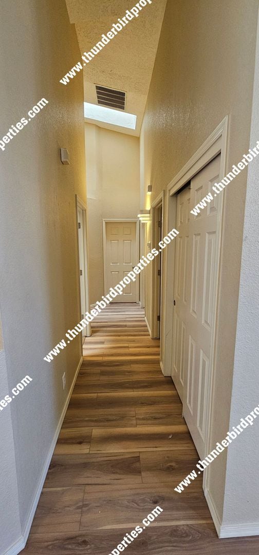 Building Photo - Charming NW 4 Bedroom Home