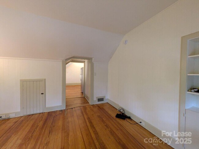 Building Photo - 220 Melrose Cir