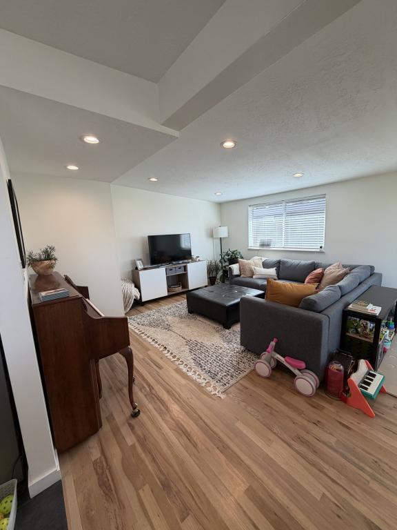 Building Photo - 872 Madsen Ln