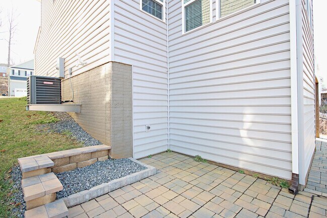 Building Photo - Spacious Pet-Friendly Home Near NGIC