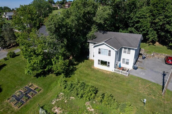 Building Photo - 1321 Mt Clinton Pike
