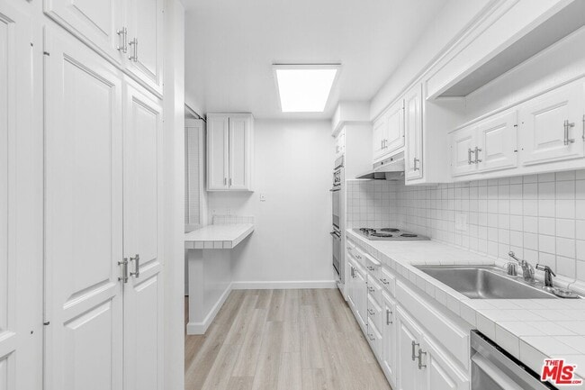 Building Photo - 825 S Gretna Green Way