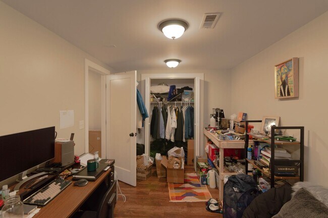 Building Photo - Room for Rent in 5 Bedroom House