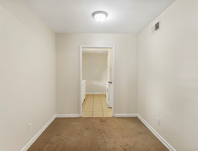 Building Photo - 13306 Oak Leaf Ln