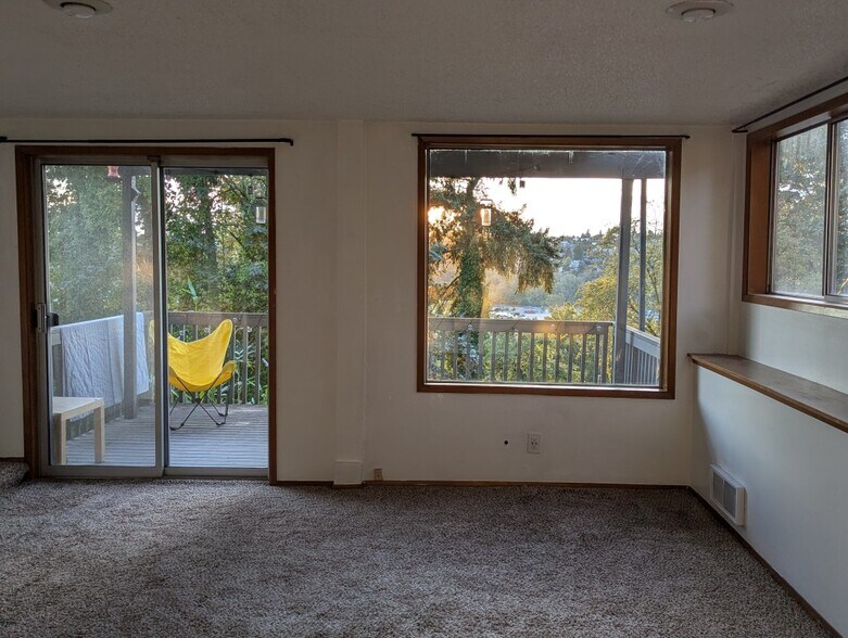 Building Photo - 2219 11th Ave W