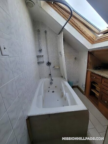 Building Photo - 67 Hillside St