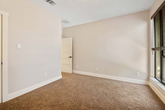Building Photo - Stunning Modern Home in Desirable 78704 Ne...