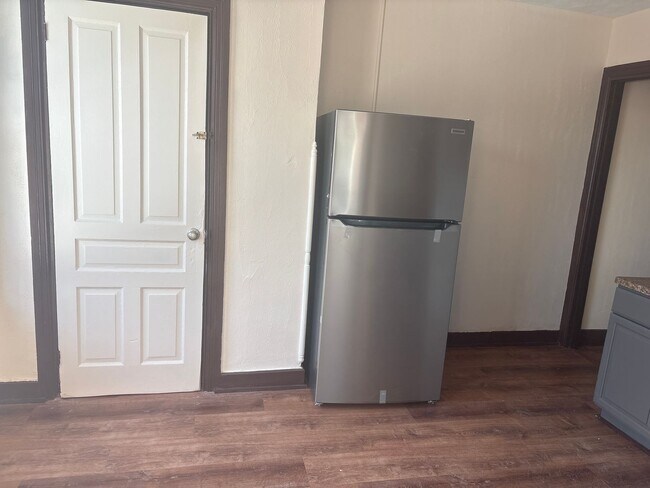 Building Photo - 3 Bedroom 1 Bath Large Rooms-York City SD