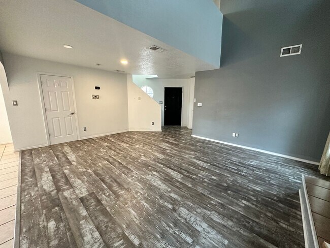 Building Photo - Tons of Character! 3 bed 2.5 bath amazing ...