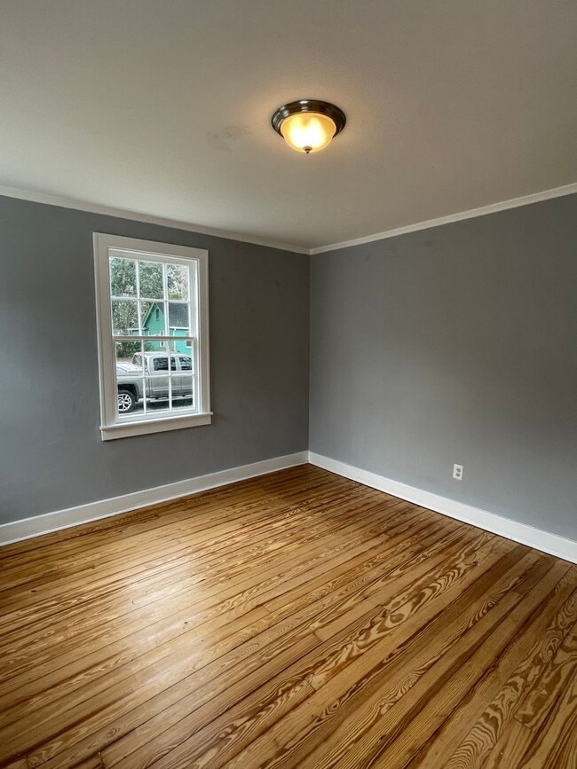 Building Photo - **REDUCED!! MIDTOWN BUNGALOW