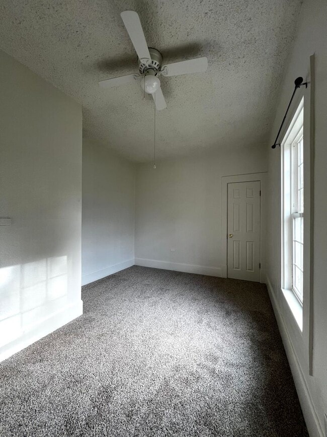 Building Photo - Non refundable and security deposit total:...