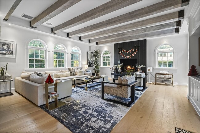 Building Photo - 23255 Mariposa De Oro St