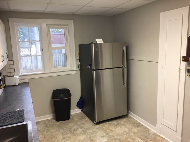 Building Photo - 2230 Riverside Dr NE