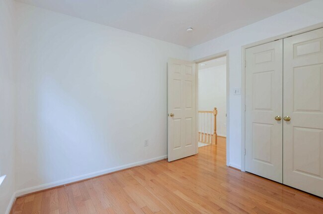 Building Photo - Beautiful 4 BR/3.5 BA Single-Family Home i...