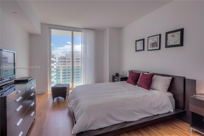 Building Photo - 950 Brickell Bay Dr