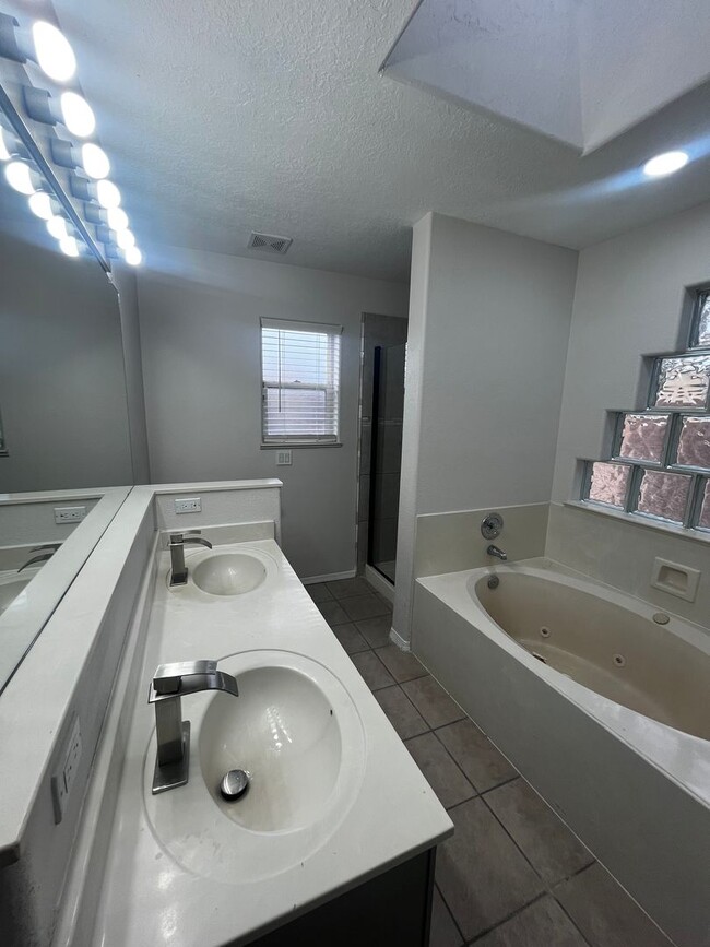 Building Photo - Newly Renovated 3 Bedroom 2 Bedroom Home