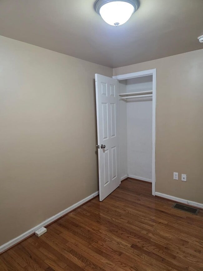 Building Photo - Wilmington Rowhome - Hedgeville Area