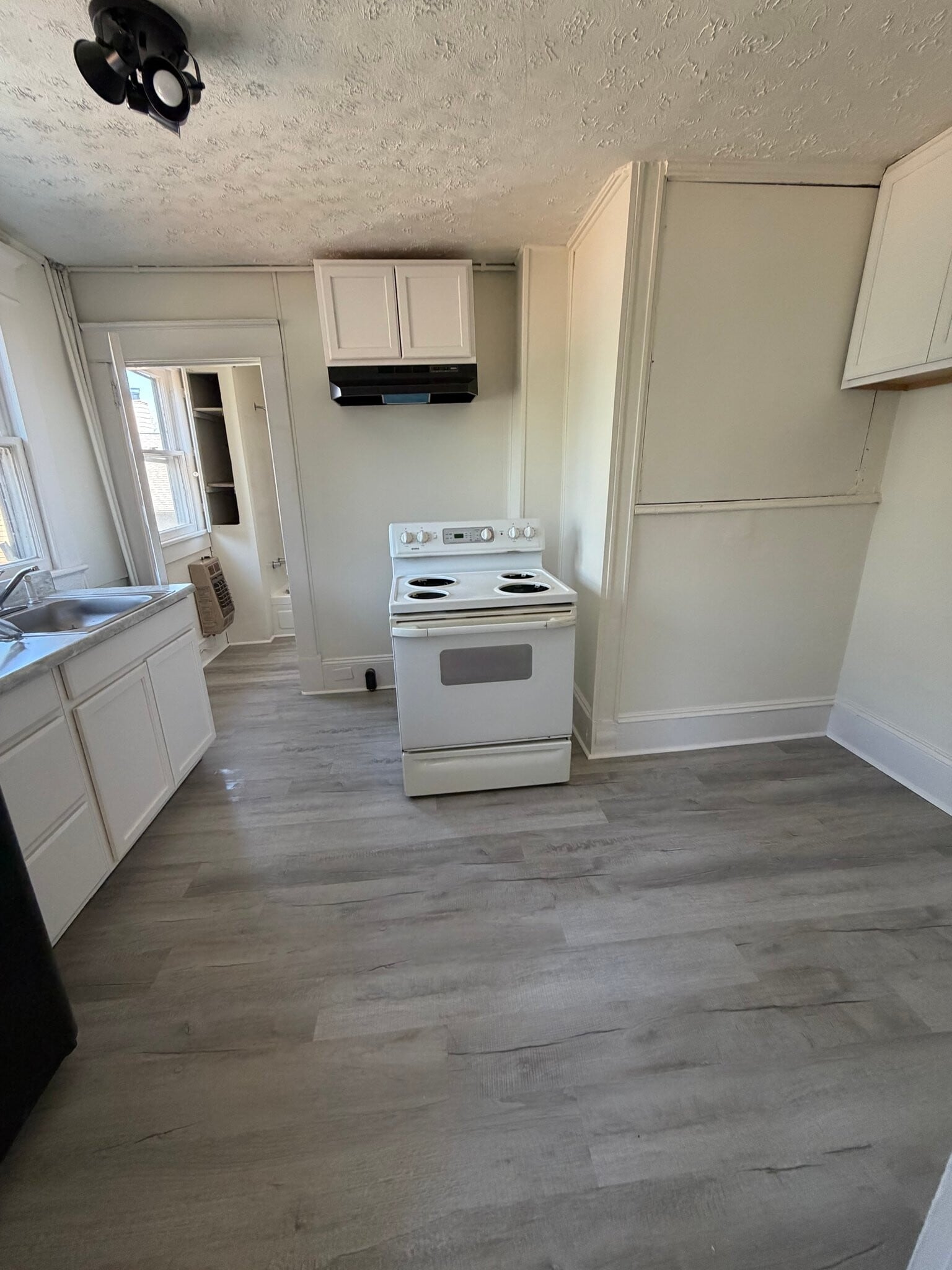 Building Photo - 401 E Broad St