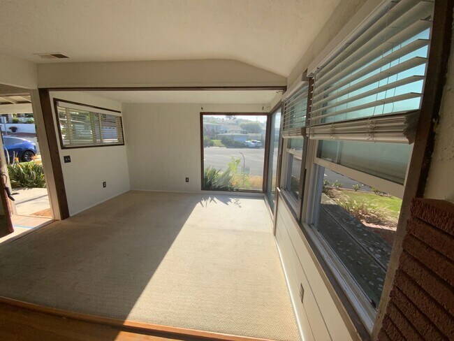 Building Photo - 981 Calle Miramar