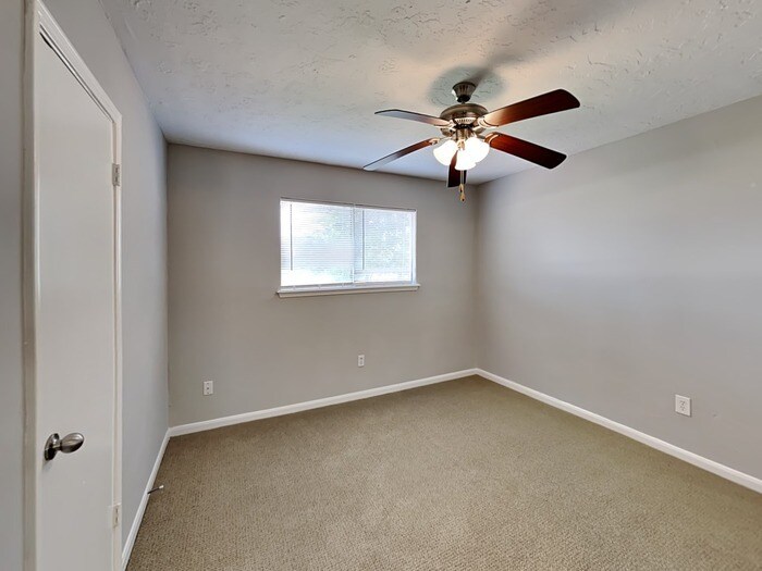 Building Photo - 7726-7712 12 Fairway Ln