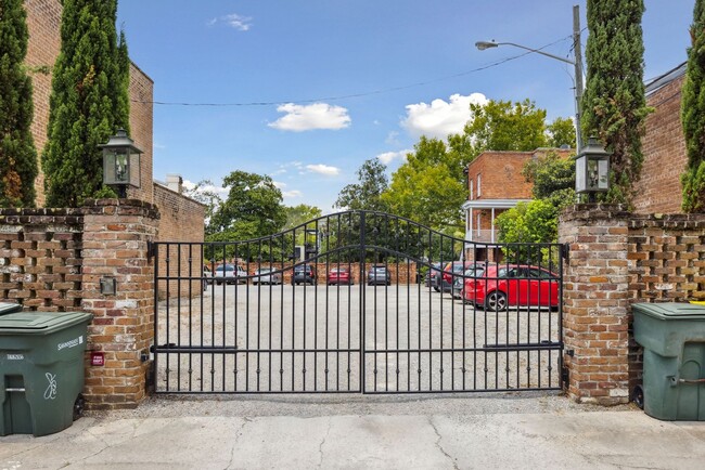 Building Photo - Two Bedroom Townhome Close to Forsyth Park