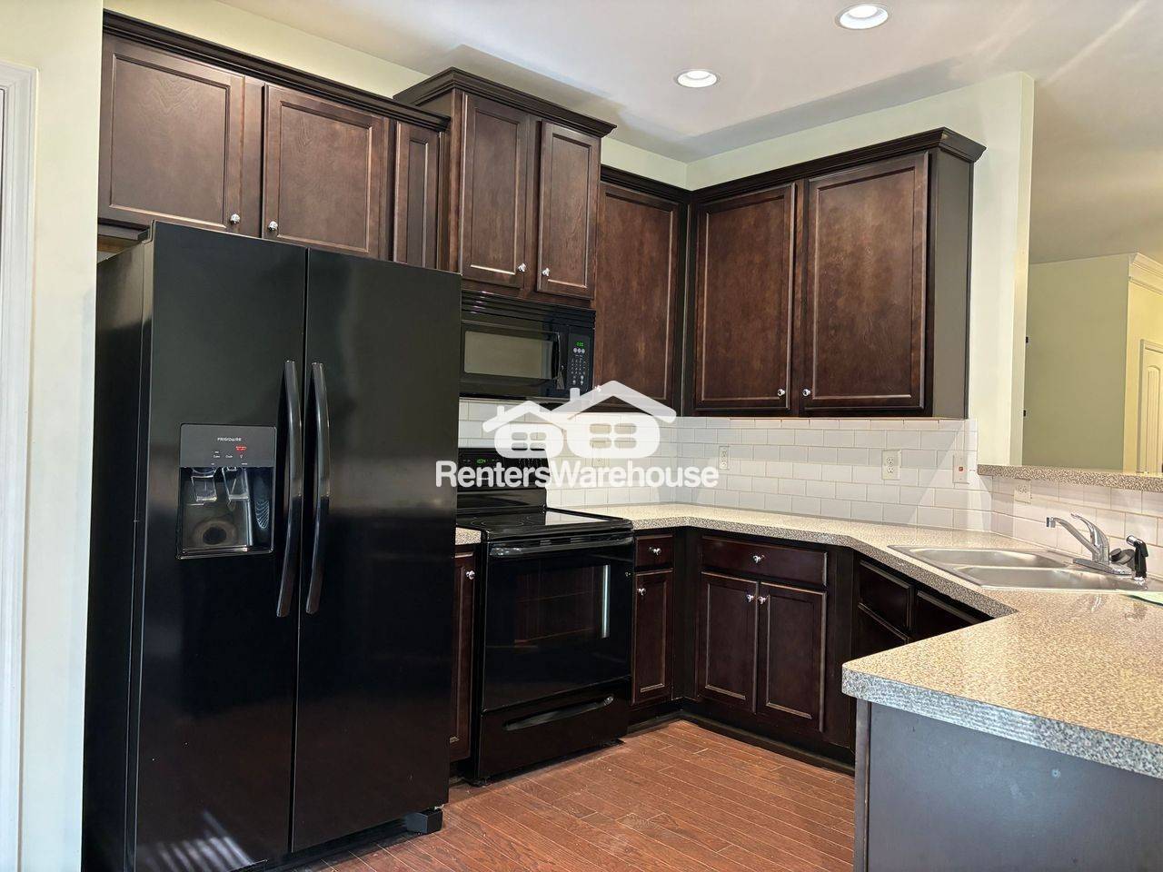 Building Photo - 570 Oakside Pl