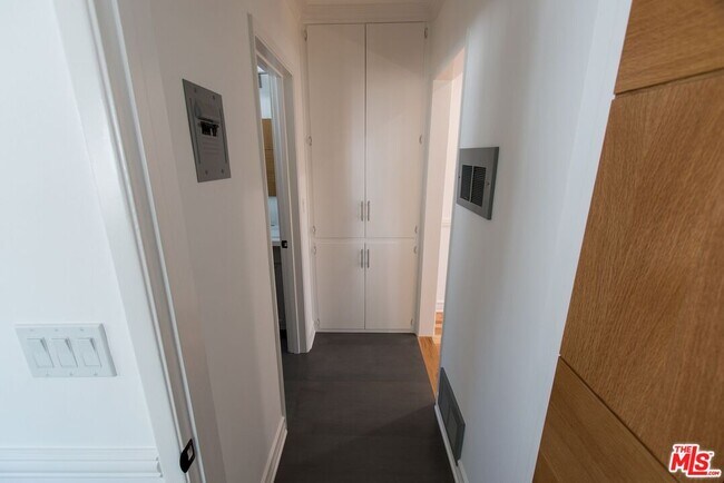 Building Photo - 1126 N Formosa Ave