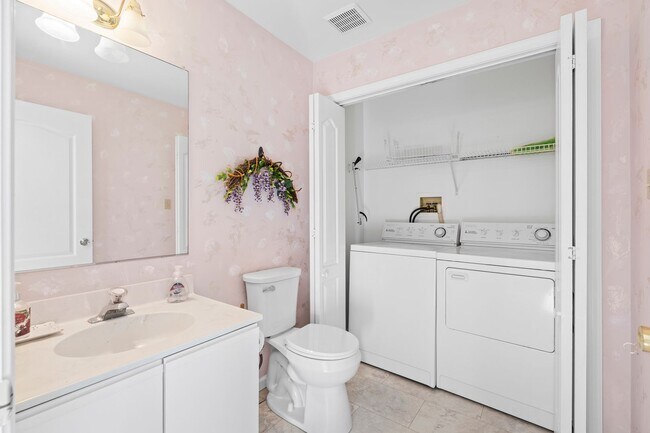 Building Photo - Beautifully Renovated Townhome in The Ridings at Brookside – Macungie