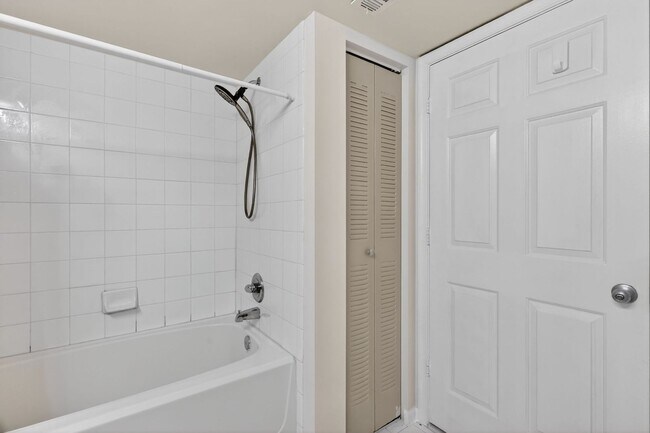 Building Photo - 1/1 Condo with Screened-in Balcony in Resort Style Community, Move in Ready!