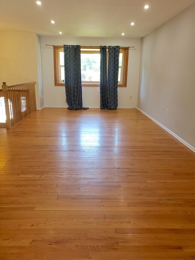 Building Photo - Single family, bi-level home with 4-bedroo...