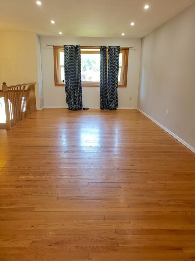 Building Photo - Single family, bi-level home with 4-bedrooms (one bedroom on ground level), 2.5 bathrooms, attach...