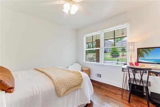 Building Photo - 2357 Cortez Way NE