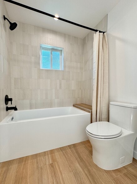 Soaker Tub - 7532 Beck Ave