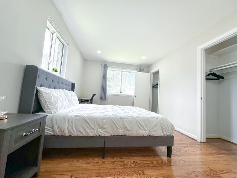 Joyful Bedroom with 2 closets - 7515 Havelock St