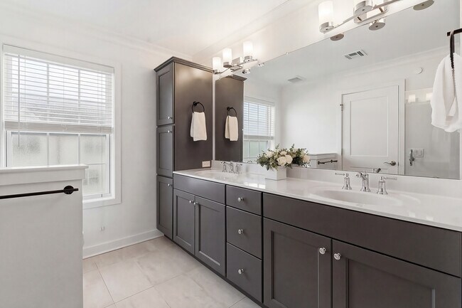 Building Photo - 26 River St