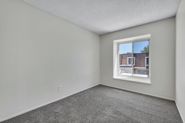 Building Photo - 3-1