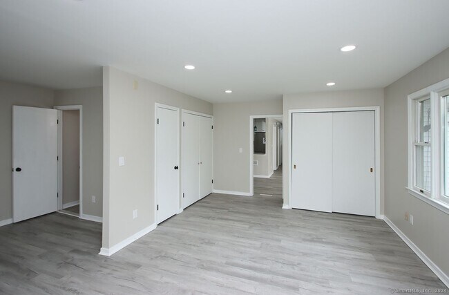 Building Photo - 2 Lakeview Ave