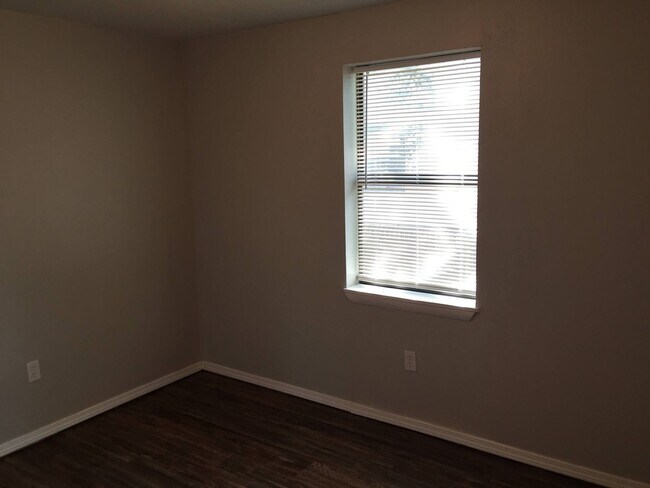 Building Photo - Adorable cottage is right in the heart of OKC!