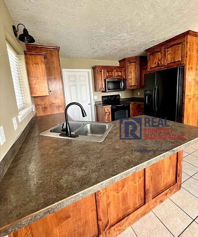 Building Photo - Beautiful 6 Bedroom 3 Bath house - 2 Car Garage - 6 month lease