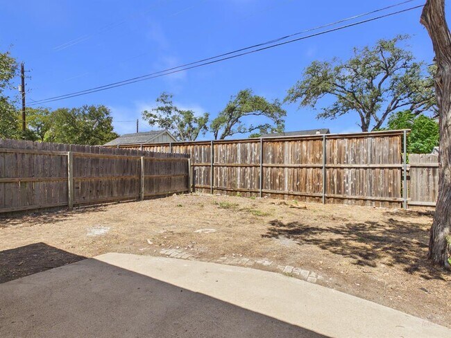 Building Photo - 10038 Woodland Village Dr