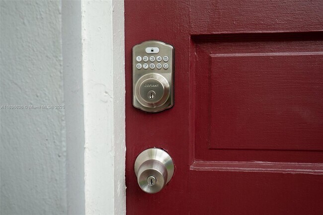 Building Photo - 312 SW 12th Ave