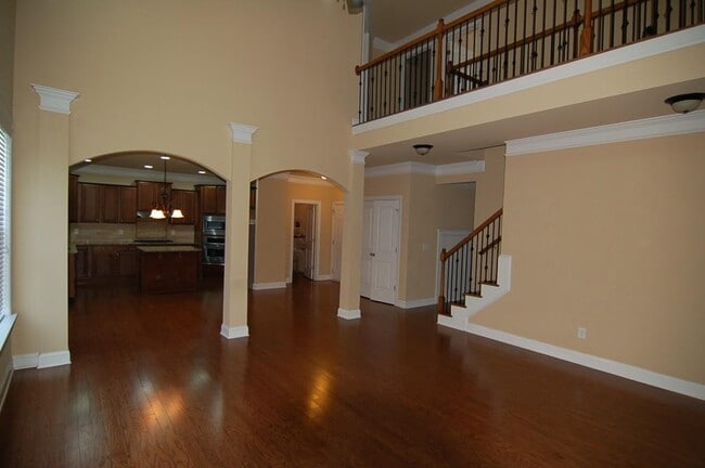 Building Photo - 2145 Manor View